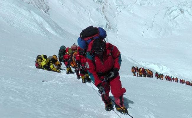 माउंट एवरेस्ट पर ट्रैफिक जाम : शिखर पर पहुंचने की कोशिश में 200 से ज्यादा पर्वतारोही