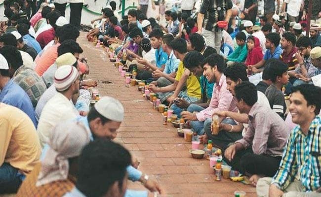 इफ्तार का भोजन खाने से 82 लोग बीमार