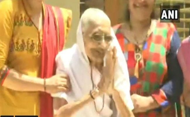 VIDEO : देश में एक बार फिर प्रचंड मोदी लहर, नरेंद्र मोदी की मां ने हाथ जोड़कर किया लोगों का अभिवादन