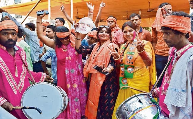 ढोल-नगाड़े से गूंज उठा रविशंकर का आवास