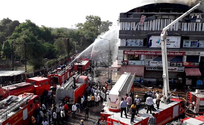 गुजरात : सूरत के एक इमारत में आग लगने से 20 छात्रों की मौत, मुख्‍यमंत्री ने दिये जांच के आदेश VIDEO