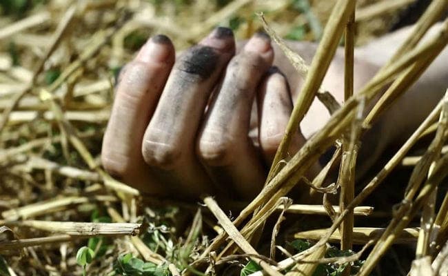गायब युवक का शव खेत में मिला