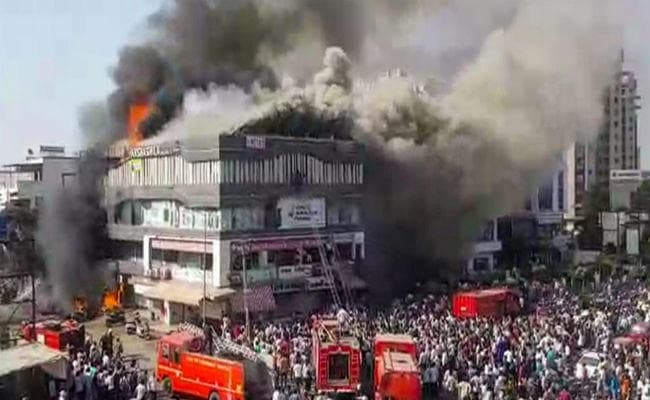 सूरत अग्निकांड: 20 छात्रों की मौत, तीन पर केस दर्ज, घायल छात्र ने कहा- कूदता नहीं तो घुट जाता दम