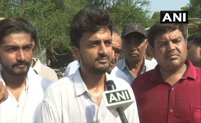 सूरत अग्निकांड: चीख-पुकार के बीच बच्चों की जान बचाता रहा #Ketan, लोगों ने बताया हीरो