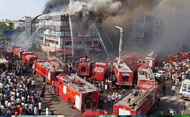 सूरत अग्निकांड: कोचिंग सेंटर का संचालक गिरफ्तार, बिल्डर फरार