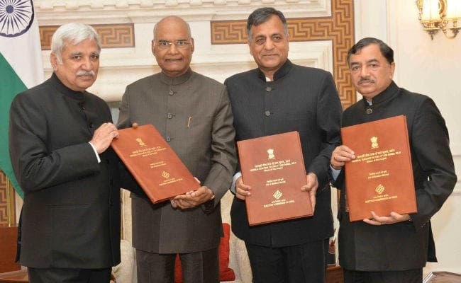 चुनाव आयोग ने राष्ट्रपति रामनाथ कोविंद को सौंपी लोकसभा के नवनिर्वाचित सदस्यों की सूची