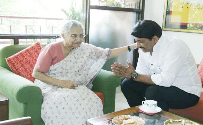 मनोज तिवारी ने शीला दीक्षित से शिष्टाचार भेंट की