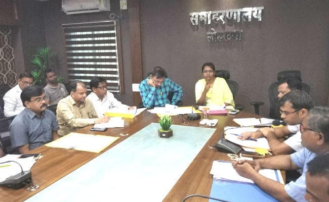लोहरदगा : उपायुक्त ने दिया राजस्व वसूली में तेजी लाने का निर्देश