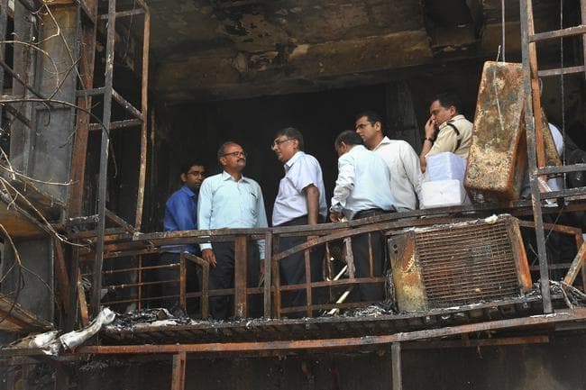 सूरत अग्निकांड : कोचिंग सेंटर का संचालक गिरफ्तार, बिल्डर फरार