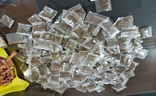 100 पुड़िया गांजे के साथ दो गिरफ्तार