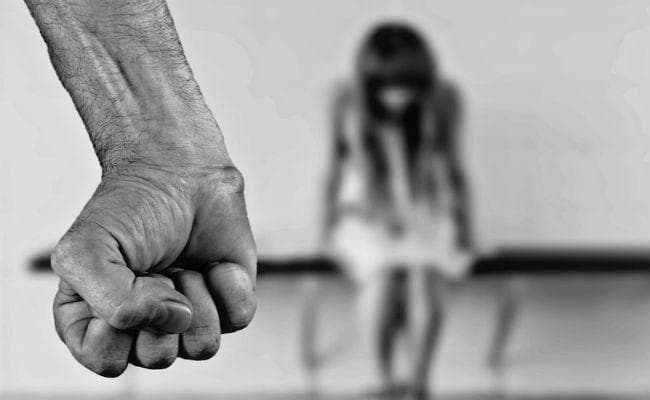 युवक ने युवती को पीटा