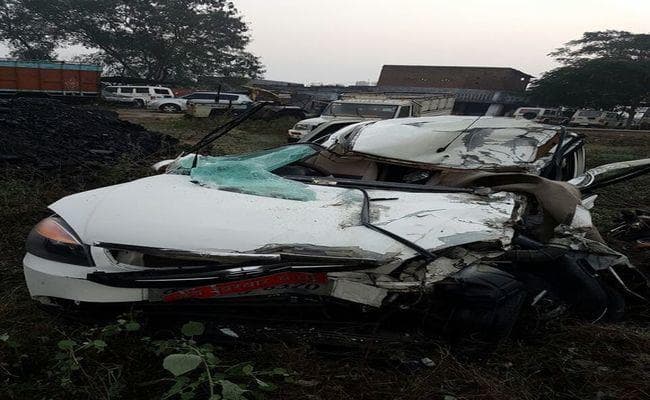 कार चालक ने घर में घुसा दी कार, घायल