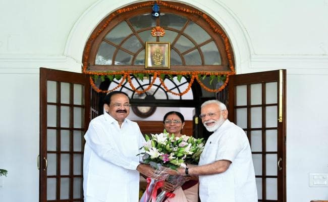पीएम चुने जाने के एक दिन बाद नरेंद्र मोदी ने उपराष्ट्रपति नायडू से की मुलाकात