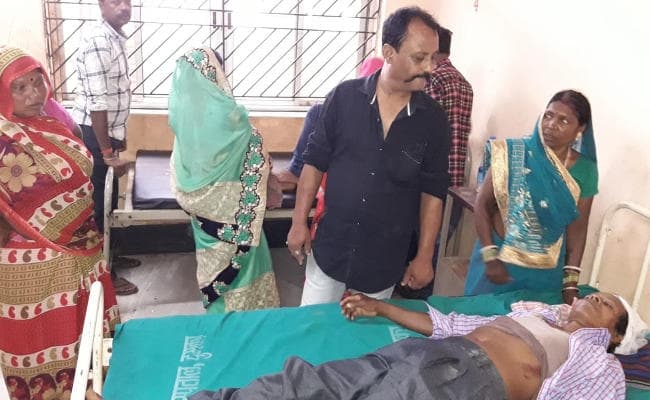 दुमका में सवारी गाड़ी ने खड़ी हाइवा को मारी टक्कर, तीन की मौत, एक दर्जन घायल