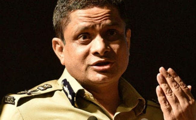 W Bengal : पूर्व सीपी राजीव कुमार के आवास पर पहुंची सीबीआई, सुरक्षाकर्मियों ने रोका