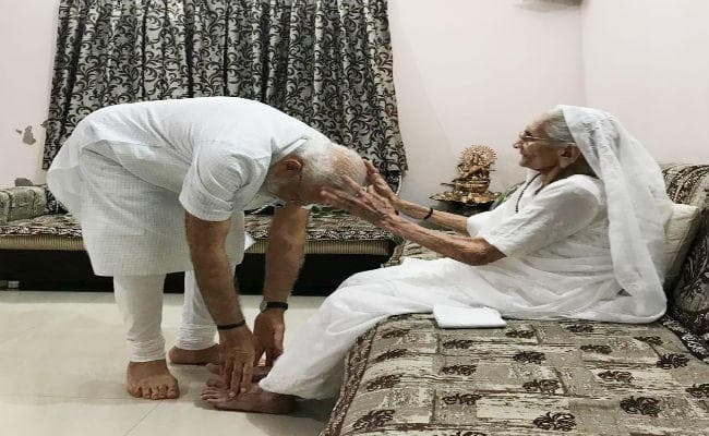 लोकसभा चुनाव में प्रचंड बहुमत के बाद नरेंद्र मोदी ने मां से लिया आशीर्वाद