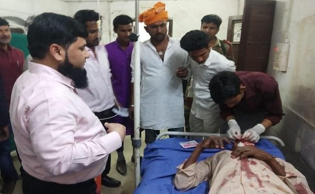 पिकअप एवं बस की टक्कर में 1 दर्जन से अधिक लोग हुए जख्मी