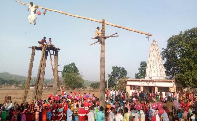 बड़कागांव : आंगो पंचायत में धूमधाम से मनाया गया मंडा पूजा