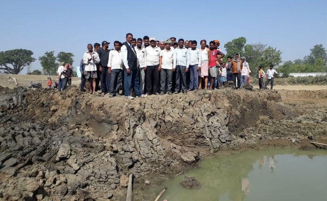 तालाब गहरीकरण में अनियमितता पर कार्रवाई नहीं, ग्रामीणों की फूटा गुस्सा, कार्य को कराया बंद