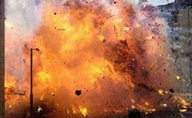 बम से हमला, दो व्यवसायी जख्मी