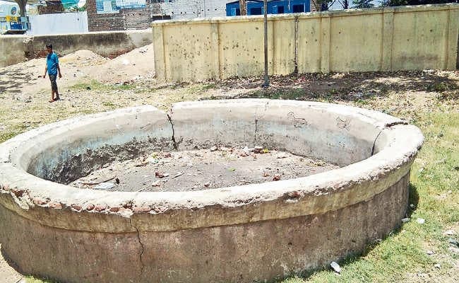 चिल्ड्रेन पार्क हुआ खंडहर, फव्वारा, लाइट व पौधे हो गये नष्ट