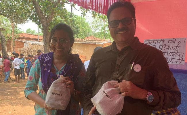 माहवारी स्वच्छता दिवस: कोलकाता की लड़की झारखंड में दे रही माहवारी स्वच्छता संदेश