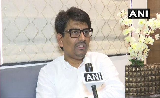 कांग्रेस के बागी विधायक अल्पेश ठाकुर ने कहा, मैं सरकार की सहायता से गरीबों के लिए काम करना चाहता हूं