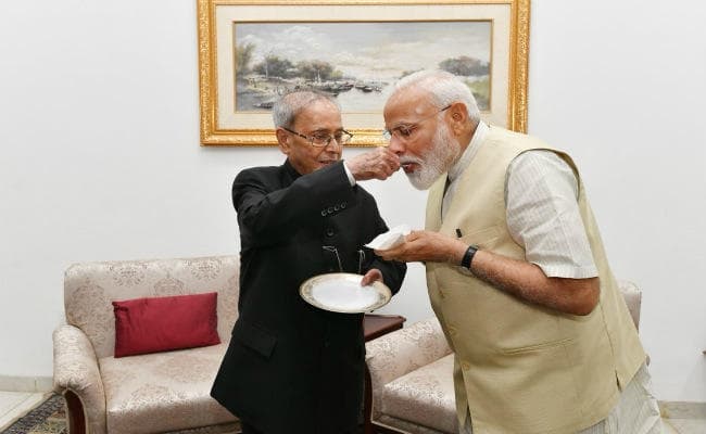 PM मोदी ने प्रणब मुखर्जी से लिया आशीर्वाद, पूर्व राष्ट्रपति ने मिठाई खिलाकर दी बधाई