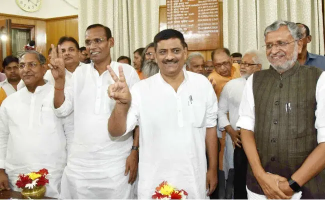विधान परिषद की दो रिक्त सीटों के लिए बीजेपी से राधा मोहन और जेडीयू से संजय झा ने दाखिल किया नामांकन