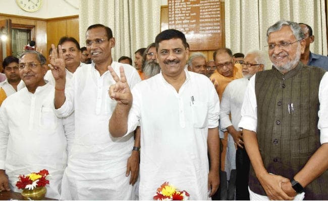 विधान परिषद की दो रिक्त सीटों के लिए बीजेपी से राधा मोहन और जेडीयू से संजय झा ने दाखिल किया नामांकन