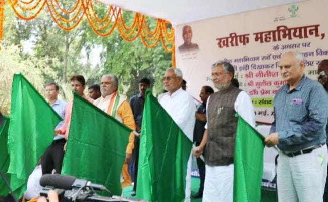 मुख्यमंत्री ने खरीफ महाभियान रथ एवं बीज वाहन विकास वाहन रथ को हरी झंडी दिखाकर किया रवाना