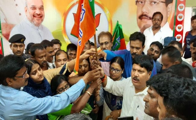भगवा रंग में तब्दील हुआ भाटपाड़ा नगरपालिका, तृणमूल के 12 और पार्षद भाजपा में शामिल