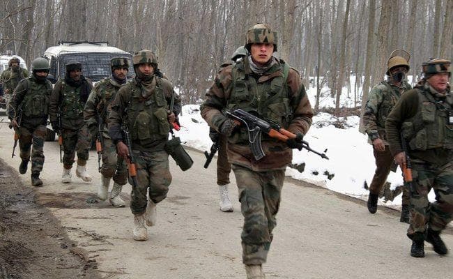 जम्मू-कश्मीर : अनंतनाग में सुरक्षा बलों और आतंकियों के बीच मुठभेड़, दो आतंकी ढेर