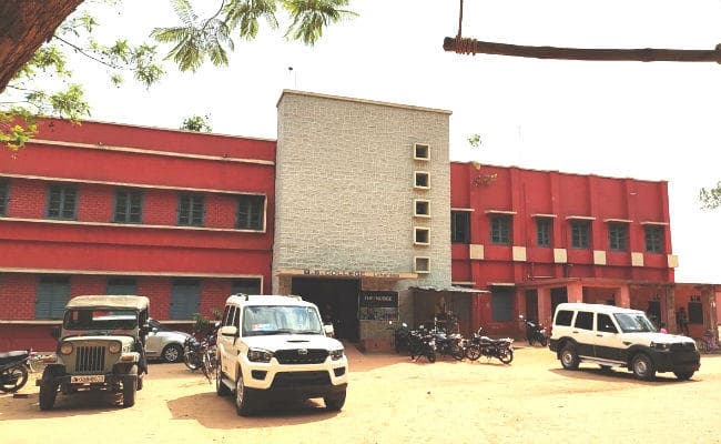 लोहरदगा : कॉलेज के प्रोफेसर ने छात्राओं के साथ की छेड़छाड़, आक्रोशित छात्र-छात्राओं ने धुना