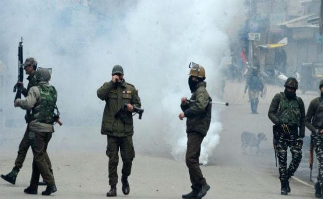 जम्मू कश्मीर : कुलगाम में प्रदर्शनकारियों व सुरक्षाकर्मियों के बीच झड़प, 20 घायल