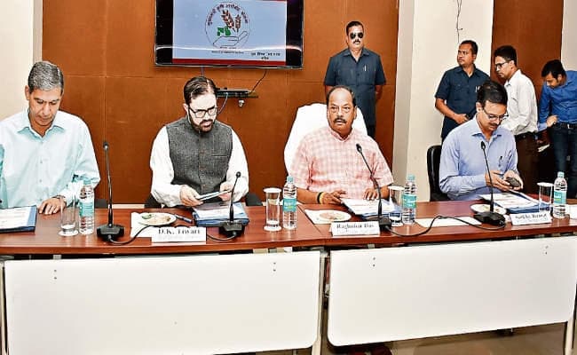 सीएम रघुवर दास का निर्देश: चार माह तक किसानों व गांवों को फोकस कर करें विकास