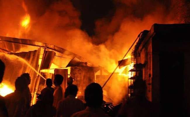 पार्क सर्कस स्टेशन के पास लोहापुल बाजार में लगी आग