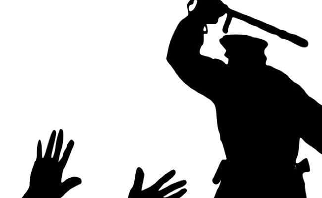 तोलाबाजी टैक्स न देने के कारण व्यवसायी को पुलिस ने पीटा