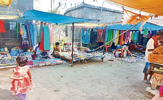 पार्क के मुख्य द्वार पर अतिक्रमण, अंदर भी स्थिति बदतर