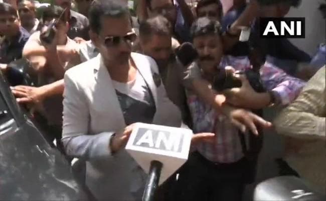 ईडी के कार्यालय पहुंचे रॉबर्ट वाड्रा, होगी पूछताछ