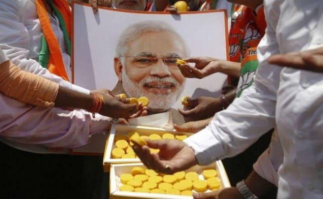 मोदी समर्थकों ने बांटी मिठाई, पिलायी शिकंजी