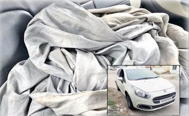 गैराज में गाड़ी से महिला और युवक का शव बरामद