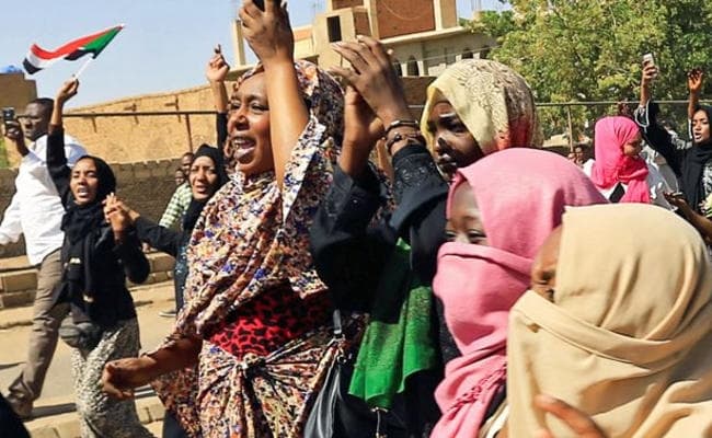 सूडान में महिलाओं ने जनरलों पर दबाव बनाने के लिए सामूहिक प्रदर्शन किया