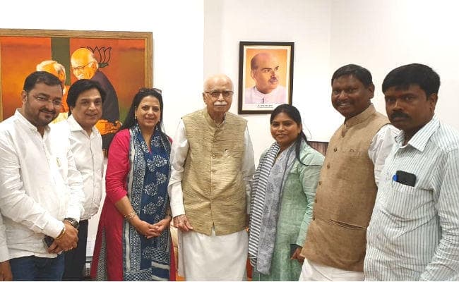 कैबिनेट मंत्री बनने पर अर्जुन मुंडा को बधाइयों का तांता, आडवाणी समेत पार्टी के कई वरिष्ठ नेताओं से की मुलाकात