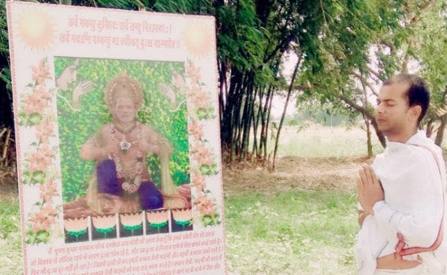 प्रधानमंत्री नरेंद्र मोदी की तस्वीर लगा करने लगा ''ओम नमो नरेंद्राय नमः'' का जाप, ...जानें क्या है मामला?, ...देखें वीडियो