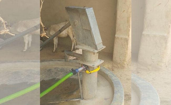 चौपारण : सरकारी चापाकल में लगाया सबमर्सिबल, शिकायत लेकर ग्रामीण पहुंचे बीडीओ के पास