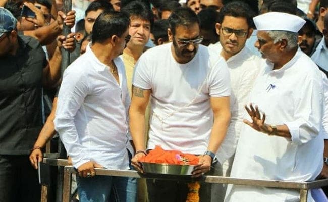 अजय देवगन ने रामकुंड में विसर्जित की पिता वीरू देवगन की अस्थियां