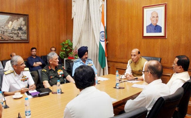 राजनाथ सिंह ने रक्षामंत्री का पद संभालते ही तीनों सेनाध्‍यक्षों के साथ की उच्च स्तरीय बैठक