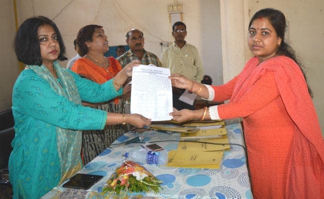 सिमडेगा : उपायुक्त ने 190 स्नातक प्रशिक्षित शिक्षक-शिक्षिकाओं को दिया नियुक्त पत्र