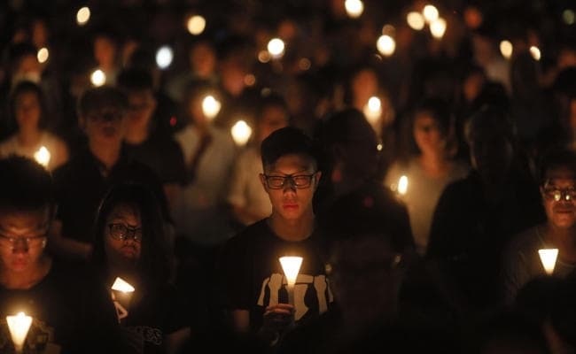 थियानमेन चौक नरसंहार की 30वीं बरसी मनाने के लिए अमेरिका में चीनी दूतावास के सामने प्रदर्शन